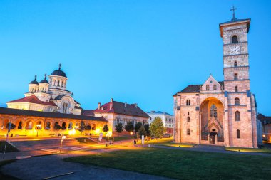 Taç giyme töreni Ortodoks katedrali ve Roma Katolik katedral Alba Iulia kale içinde. Dramatik akşam yaz sahne Transilvanya, Alba Iulia kent, Romanya, Avrupa