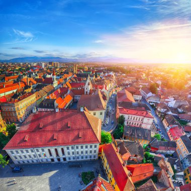 Eski şehir Sibiu şehrin katedral çan kulesinden görülen ön plan üzerinde Huat kare görünümü. Sibiu şehrin hava cityscape. Transilvanya, Romanya, Avrupa'nın etkileyici sabah sahne