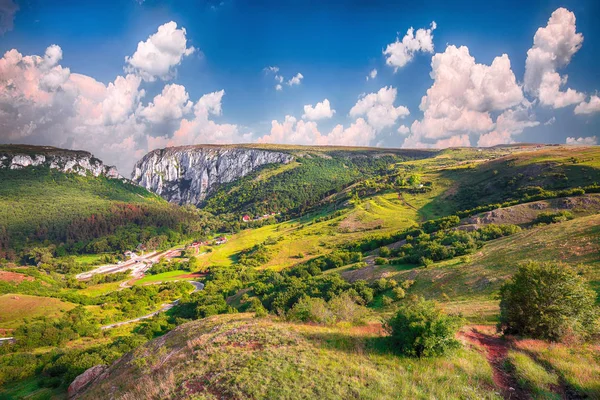 トゥルダ渓谷 Cheile Turzii はマーク付き道の自然保護区のトゥルダ クルージュ ナポカ ルーマニア トランシルバニア ヨーロッパの近くにそばにある Hasdate — ストック写真