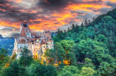 Günbatımında Drakula efsanesiyle bilinen ortaçağ Bran şatosunun manzarası, Brasov tarihi, Transilvanya, Romanya ve Avrupa