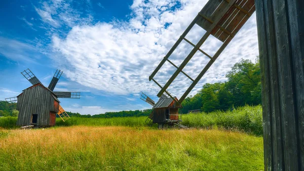 Erstaunliche Sommer Ansicht Der Traditionellen Rumänischen Windmühle Fantastische Ländliche Szenerie — Stockfoto