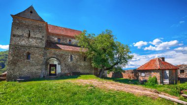 Rock hill Cisnadioara Sibiu, Romanya, Europe yakınındaki üstüne Lutheran Kilisesi St. Michael güçlendirilmiş fantastik yaz görünümü