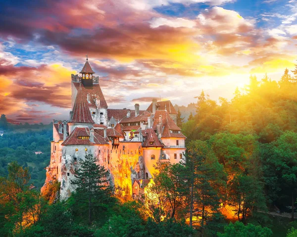 Paisaje Con Castillo Medieval Salvado Conocido Por Mito Drácula Atardecer — Foto de Stock