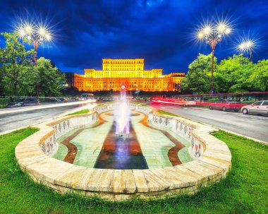 Işıklı Sarayı Bükreş Parlamentosu geceleri. Sarayı Meclis Bükreş şehir, Romanya, Avrupa'nın görünümünü dramatik akşam