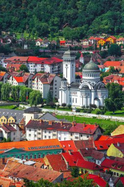 Sighisoara şehir üzerinden görünüm. Romanya Ortodoks Kilisesi Neo-Bizans tarzında inşa Holy Trinity Kilisesi. Sighisoara, Transilvanya, Romanya, Europe