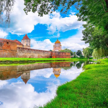 Orta yaş Fagaras Kalesi Transilvanya'da inşa ile sahne XV yüzyılda inşa edilmiş. Fagaras, Transilvanya. Romanya