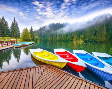 Görkemli dağ gölü Lacul Rosu veya Red Lake ya da katil göl gemilerde. Göl Lacul Rosu Harghita İlçesi, Doğu Karpatlar, Romanya, Avrupa içinde görkemli sisli yaz sahne