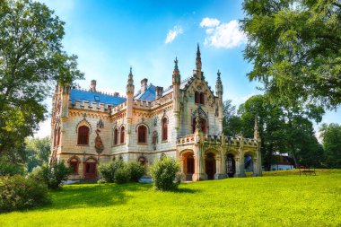 Miclauseni Kalesi, en güzel neo-Gotik kaleler Sturdza ailesine aitti. Miclauseni Manastırı çekici yeşil park. Miclauseni, Romanya, Avrupa'nın muhteşem manzara.