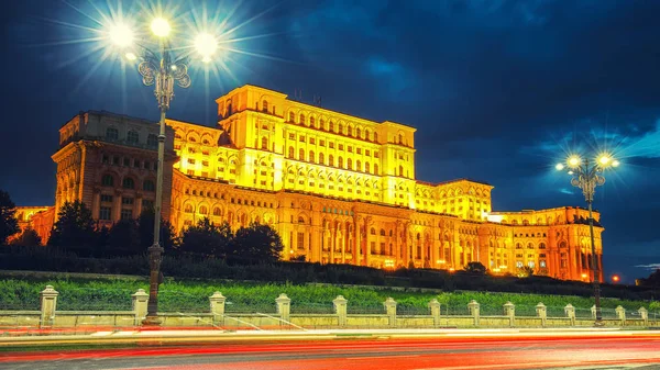 Işıklı Sarayı Bükreş Parlamentosu geceleri. Sarayı Meclis Bükreş şehir, Romanya, Avrupa'nın görünümünü dramatik akşam