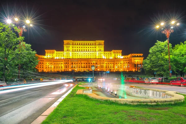 Işıklı Sarayı Bükreş Parlamentosu geceleri. Sarayı Meclis Bükreş şehir, Romanya, Avrupa'nın görünümünü dramatik akşam