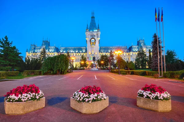 Kültür Sarayı'nın yapı Iasi. Harika akşam sahne yaz cityscape Iasi Town, Moldovya bölge, Romanya, Avrupa'nın başkenti