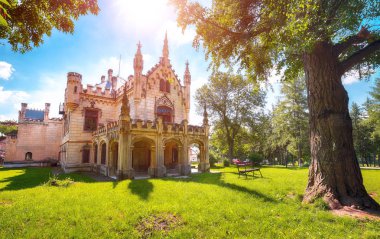 Miclauseni Kalesi, en güzel neo-Gotik kaleler Sturdza ailesine aitti. Miclauseni Manastırı çekici yeşil park. Miclauseni, Romanya, Avrupa'nın muhteşem manzara.