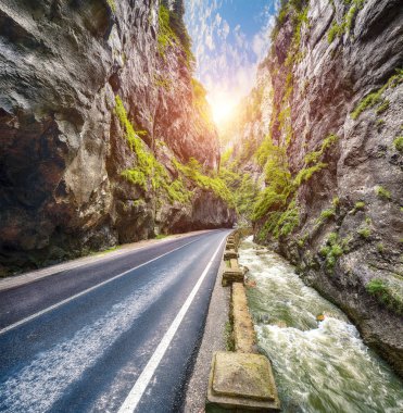Muhteşem yaz görünümünü Bicaz Kanyon/Cheile Bicazului. Kanyon Romanya'da en muhteşem yollar biridir. Etkileyici sahne Neamt County, Romanya, Karpat Dağları, Avrupa