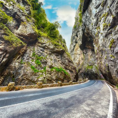 Muhteşem yaz görünümünü Bicaz Kanyon/Cheile Bicazului. Kanyon Romanya'da en muhteşem yollar biridir. Etkileyici sahne Neamt County, Romanya, Karpat Dağları, Avrupa