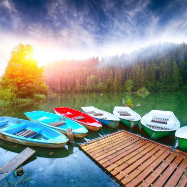 Görkemli dağ gölü Lacul Rosu veya Red Lake ya da katil göl gemilerde. Göl Lacul Rosu Harghita İlçesi, Doğu Karpatlar, Romanya, Avrupa içinde görkemli sisli yaz sahne