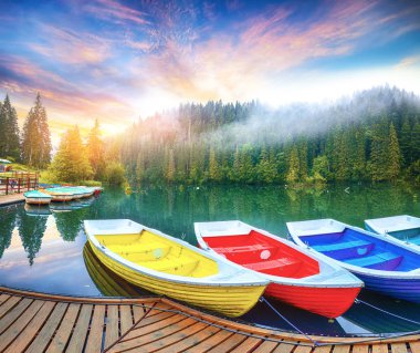 Görkemli dağ gölü Lacul Rosu veya Red Lake ya da katil göl gemilerde. Göl Lacul Rosu Harghita İlçesi, Doğu Karpatlar, Romanya, Avrupa içinde görkemli sisli yaz sahne