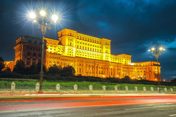 Işıklı Sarayı Bükreş Parlamentosu geceleri. Sarayı Meclis Bükreş şehir, Romanya, Avrupa'nın görünümünü dramatik akşam