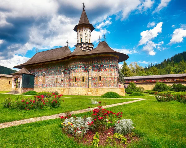 Espléndida escena de verano del monasterio de Sucevita rumano ortodoxo mo —  Fotos de Stock
