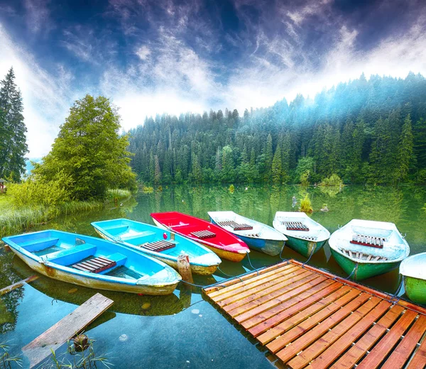 Barche sul maestoso lago di montagna Lacul Rosu o Red Lake o Killer — Foto Stock