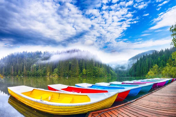 Barche sul maestoso lago di montagna Lacul Rosu o Red Lake o Killer — Foto Stock