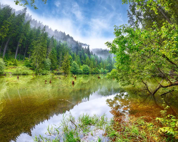 Величественный летний вид на горное озеро Лакуль Росу или Красное озеро или — стоковое фото
