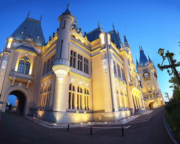 Edificio del Palacio de la Cultura en Iasi, Rumania . — Foto de Stock