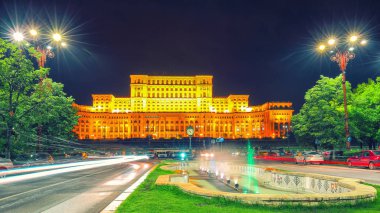 Sarayı Meclis Bükreş şehir görünümünü dramatik akşam