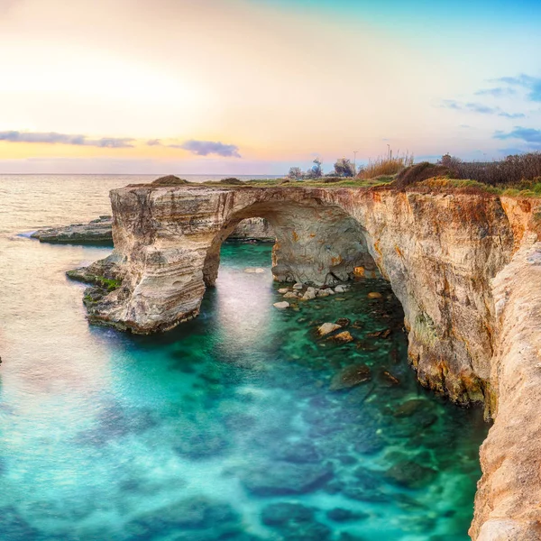 Paysage marin spectaculaire avec falaises, arche rocheuse à Torre Sant Andrea — Photo