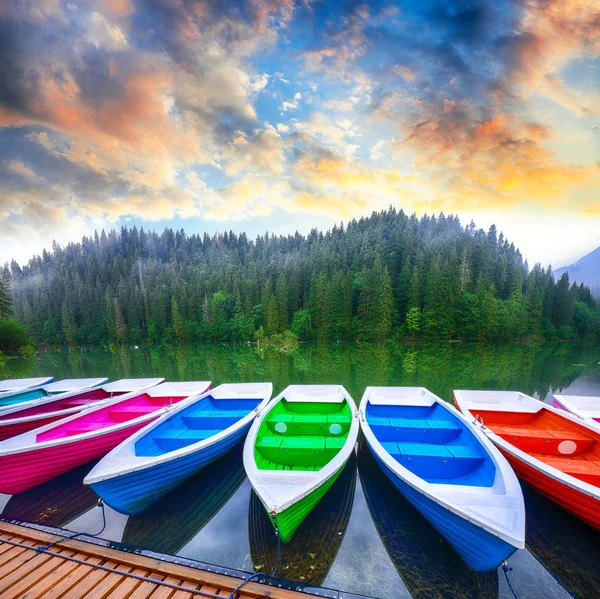 Barche sul maestoso lago di montagna Lacul Rosu o Red Lake o Killer — Foto Stock