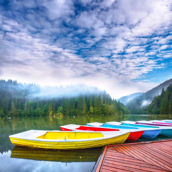 Лодки на величественном горном озере Lacul Rosu или Красное озеро или убийца — стоковое фото