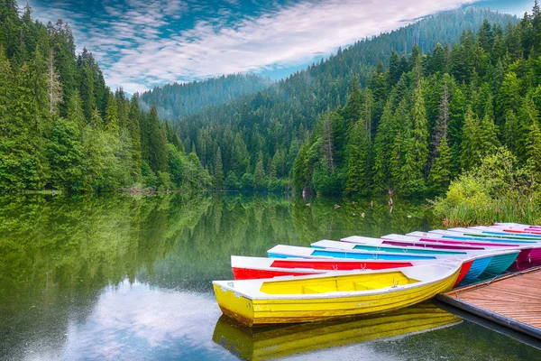 Barche sul maestoso lago di montagna Lacul Rosu o Red Lake o Killer — Foto Stock