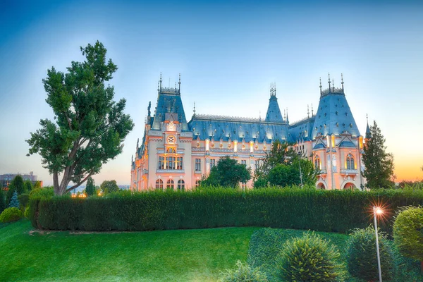 Het Cultuurpaleis bouwwerk in Iasi, Roemenië. — Stockfoto