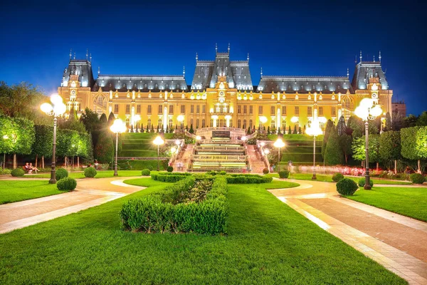 Edificio del Palacio de la Cultura en Iasi, Rumania . — Foto de Stock