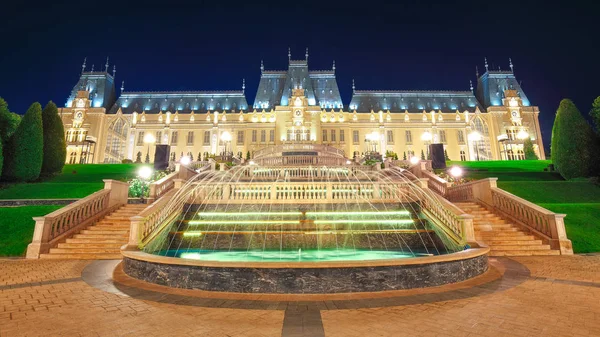 Edificio del Palacio de la Cultura en Iasi, Rumania . — Foto de Stock