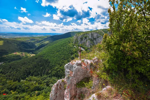 Turda Gorge Cheile Turzii is een natuurreservaat met gemarkeerde Trail — Stockfoto