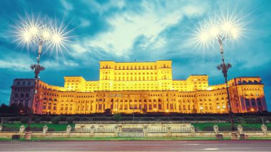 Sarayı Meclis Bükreş şehir görünümünü dramatik akşam