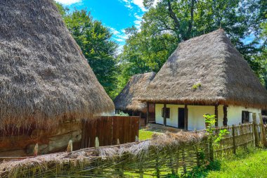 Transilvanya, Rom'daki geleneksel Romen köylü evlerinin görünümü