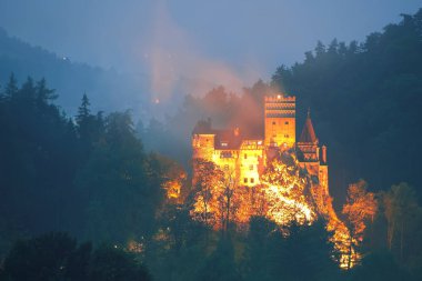 Bran Kalesi'nin sisli sabah manzarası