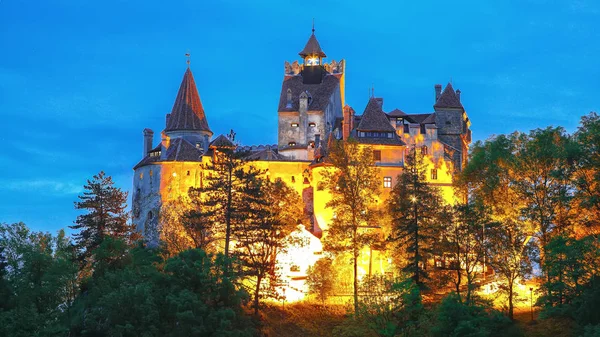 Paisagem com castelo medieval de Bran conhecido pelo mito de Dracul — Fotografia de Stock