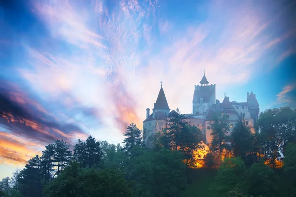 Paisagem com castelo medieval de Bran conhecido pelo mito de Dracul — Fotografia de Stock