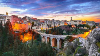 Puglia antik kenti Gravina, köprü ve kanyon gün doğumunda