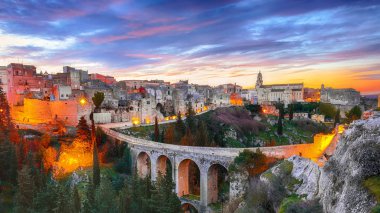 Puglia antik kenti Gravina, köprü ve kanyon gün doğumunda