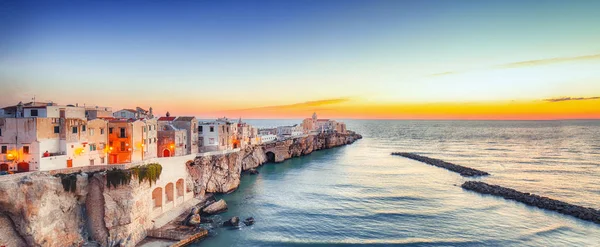 Vieste-prachtige kustplaats aan de rotsen in Puglia — Stockfoto