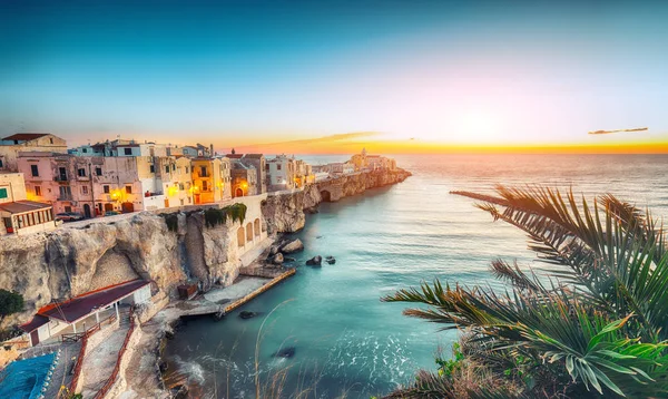 Vieste-prachtige kustplaats aan de rotsen in Puglia — Stockfoto