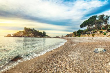 Taormina'daki Isola Bella adası ve plajı manzarası