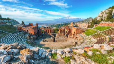 T Taormina ve Etna yanardağ antik Yunan tiyatrosu kalıntıları