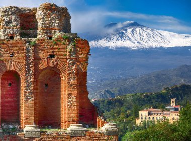 T Taormina ve Etna yanardağ antik Yunan tiyatrosu kalıntıları