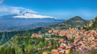 Etna yanardağı ve Taormina şehir havadan panoramik görünümü