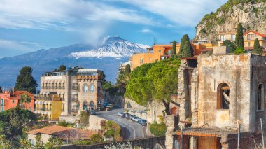 Etna yanardağı ve Taormina şehir havadan panoramik görünümü