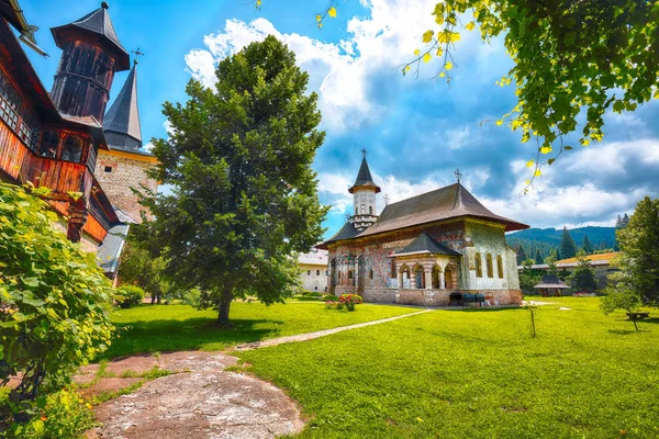 Espléndida escena de verano del monasterio de Sucevita rumano ortodoxo mo —  Fotos de Stock